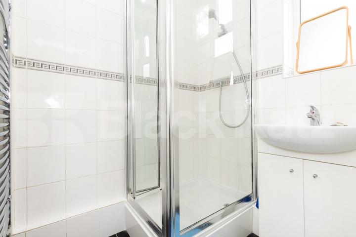 Three double bedroom property with modern kitchen and spacious lounge Damien Street, Whitechapel